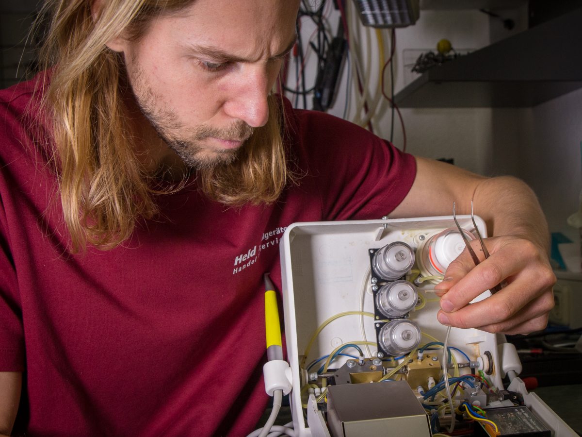 Servicetechniker bei der Reparatur eines Dentalgeräts
